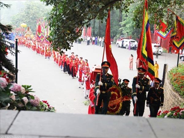 给各位雄王敬香仪式隆重举行