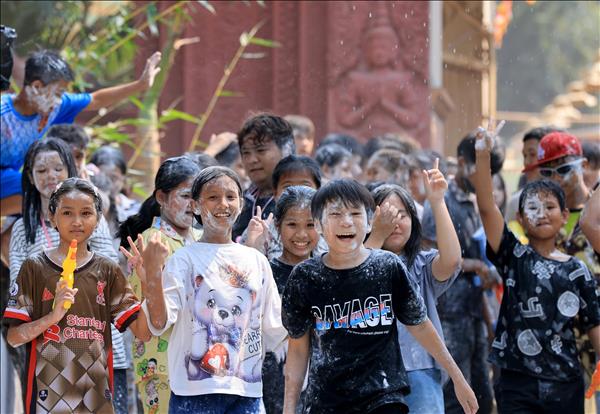 Vũ điệu của nước và bột ở chùa Kal Pô Prưk 