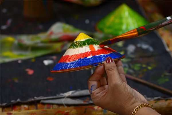 Thử làm nón lá, khách Tây thích thú chạm vào văn hóa truyền thống Việt Nam