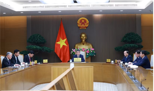 Le Premier ministre Le Minh Hung sentretient par téléphone avec son homologue singapourien