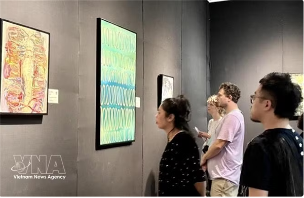 Exposition  Cội nguồn  : croisement des cultures et des sensibilités artistiques Orient-Occident à Hanoï