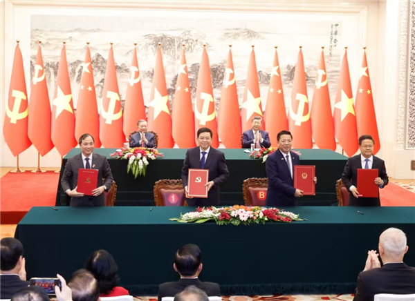 Le Vietnam et la Chine signent 32 accords de coopération