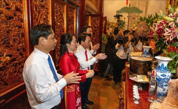 Incense offering honours Hung Kings at festival opening