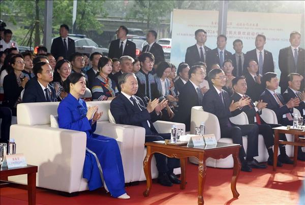 Vietnams top leader attends launch of Vietnam–China Border Peoples Festival 2026