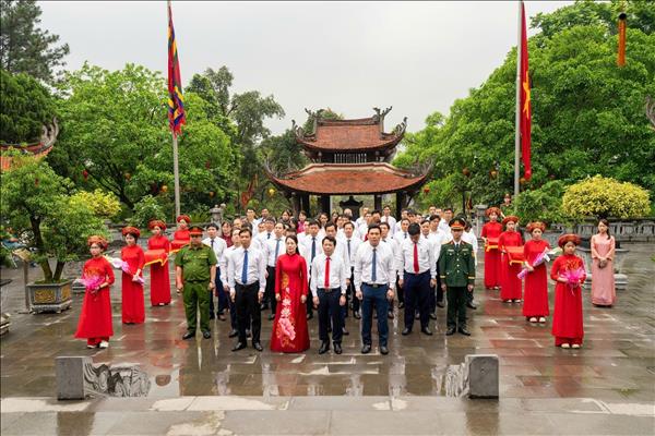 Dâng hương tưởng niệm các Vua Hùng nhân dịp khai hội Giỗ Tổ Hùng Vương