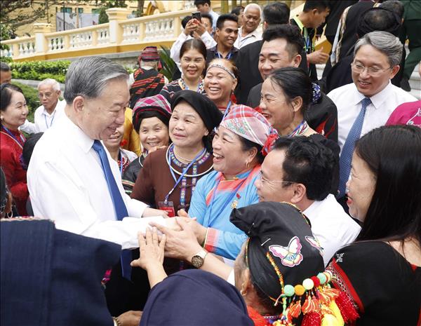 越共中央总书记、国家主席苏林会见全国民族地区的村寨族长、元老、艺人及乡贤代表