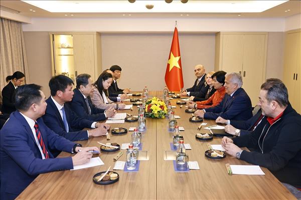 越南国会主席陈青敏会见越南驻土耳其伊斯坦布尔市名誉领事阿里·泰佐尔梅兹