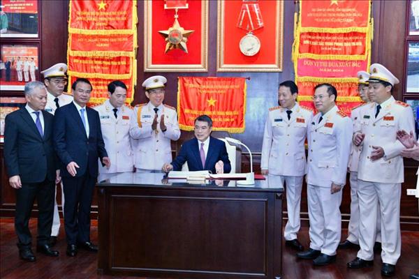 ນາ​ຍົກ​ລັດ​ຖະ​ມົນ​ຕີ ເລ​ມິງ​ຮຶງ ເຂົ້າ​ຮ່ວມ​ພິ​ທີ​ສະເຫຼີມ​ສະຫຼອງວັນ​​ມູນ​ເຊື້ອ​ຂອງກຳ​ລັງ​ຕຳຫຼວດ​ອາ​ຍາ, ກະ​ຊວງ​ຕຳ​ຫຼວດ