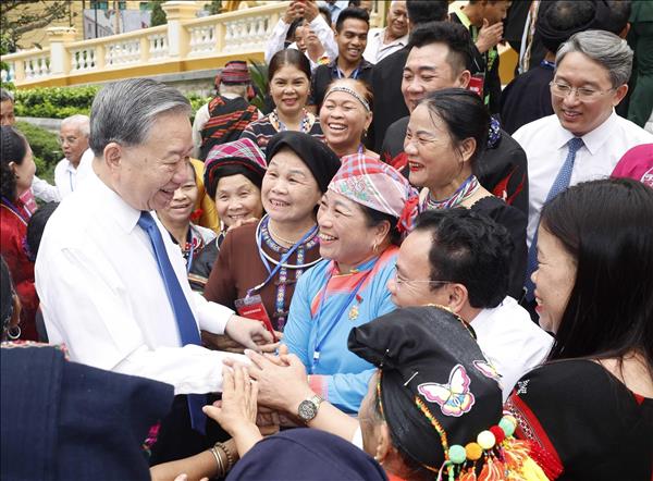 Top leader lauds unsung contributions by ethnic minority figures to national culture