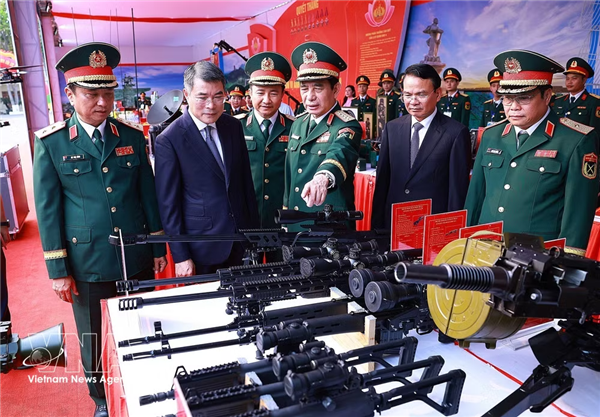 黎明兴总理：第四军区续写辉煌篇章，牢牢捍卫亲爱的越南祖国