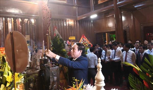 ລາຍ​ການ​ສະ​ແດງ​ສິ​ລະ​ປະ​ກ​ານ​ເມືອງ ບົດ​ເພງ​ອຳ​ມະ​ຕະ​ຢູ່​ແມ່​ນ້ຳ ທີ່​ຝັງ​ເລິກ​ໃນ​ໃຈ