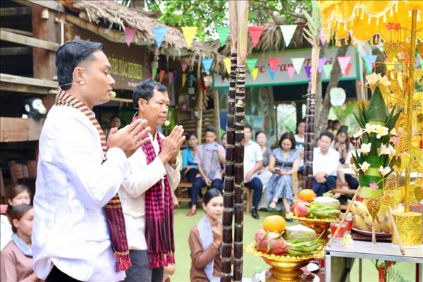 ວັນ​ບຸນ​ວັດ​ທະ​ນະ​ທຳ​ບັນ​ດາ​ເຜົ່າ ຫວຽດ​ນາມ - ເສີມ​ຂະ​ຫຍາຍ​ຄຸນ​ຄ່າ​ທີ່​ເປັນ​ມູນ​ເຊື້ອ