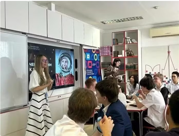 Aerokos inspire les aspirations spatiales des jeunes vietnamiens et russes