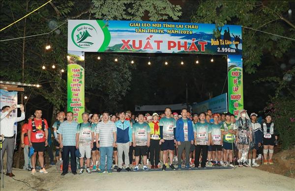 Hơn 300 vận động viên leo núi chinh phục đỉnh Tả Liên Sơn cao gần 3.000m