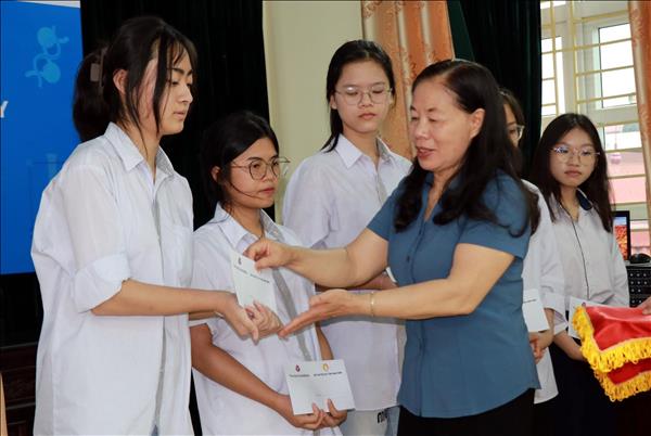 Trao học bổng Quỹ châu Á cho nữ sinh vượt khó tại Ninh Bình