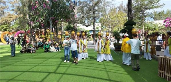 ສິ​ລະ​ປະ​ພື້ນ​ເມືອງ​ຂອງ​ຊາວ​ເຜົ່າ​ຈຳ ເຮັດ​ໃຫ້​ແຂກ​ທ່ອງ​ທ່ຽວຫຼົງ​ໄຫຼ