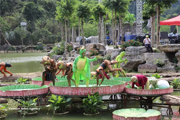 Espectáculos escénicos en provincia vietnamita cautivan al turismo internacional