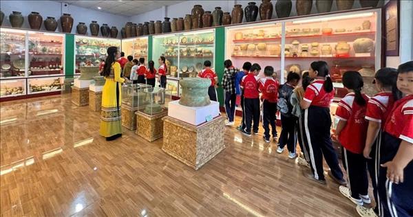 ການ​ຫັນ​ເປັນ​ດີ​ຈີ​ຕອນ​ຢູ່​ຫໍ​ພິ​ພິ​ທະ​ພັນ​ວັດ​ຖຸ​ບູຮານ ໝຸຍ​ແໜ ປະ​ກອບ​ສ່ວນ​ເສີມ​ຂະ​ຫຍາຍ​ຄຸນ​ຄ່າ​ມໍ​ລະ​ດົກ