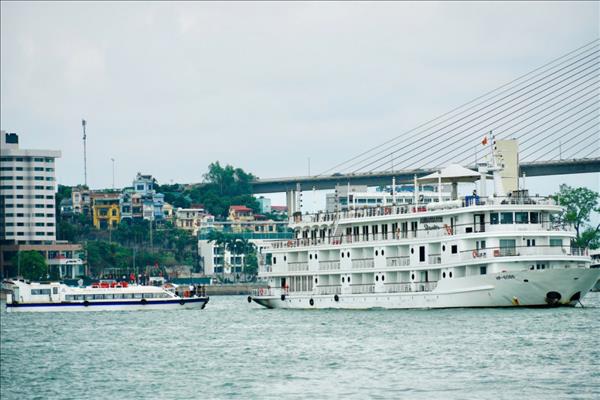 ກຳ​ປັ່ນທ່ອງ​ທ່ຽວ​ສາຍ ອ່າວ​ຮະ​ລອງ - ລານ​ຮະ​ເຂົ້າ​ເຄື່ອນ​ໄຫວ