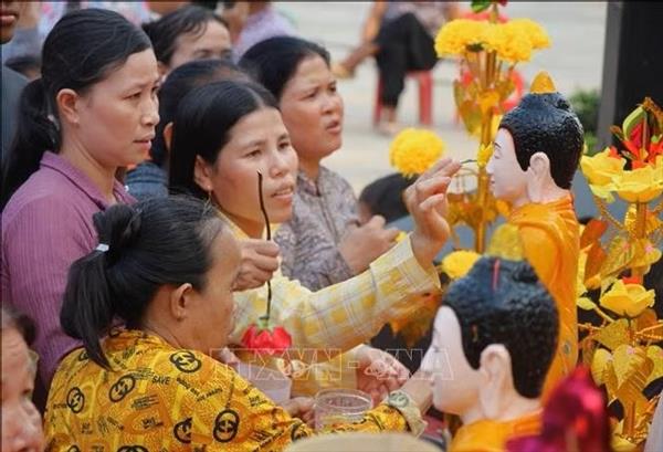ទំនៀមទម្លាប់ស្រង់ទឹកព្រះពុទ្ធរូប ព្រះសង្ឃ ភ្ងូតទឹកជូនយាយតា ឪពុកម្តាយក្នុងថ្ងៃឡើងស័ក