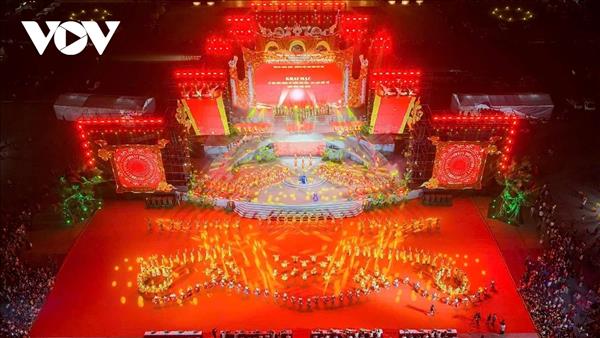 フン王祭りに6万人以上が参拝