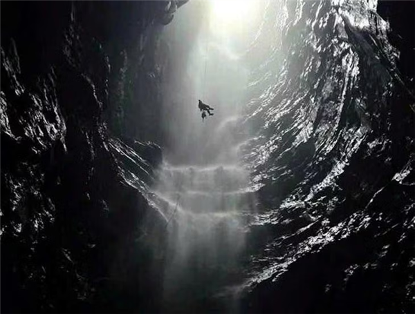 风芽-格邦洞穴内发现高达350米的罕见瀑布