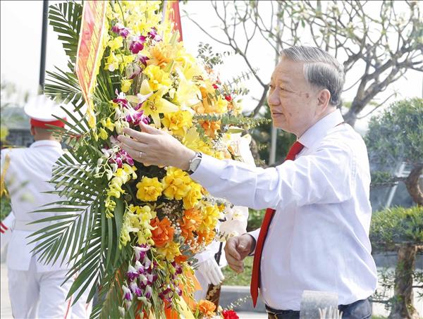 Dirigentes vietnamitas rinden homenaje al difunto líder del PCV Ha Huy Tap