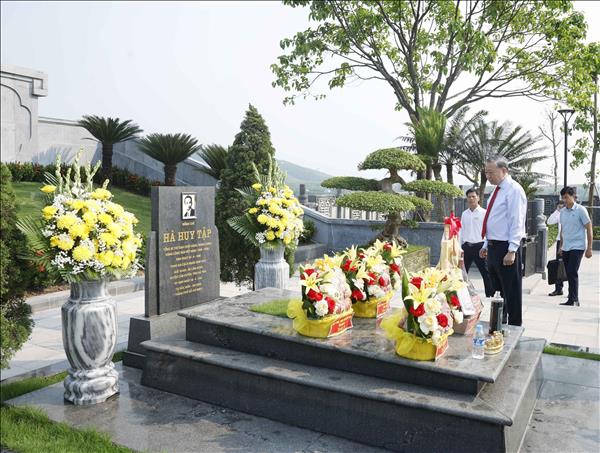 Top leader pays tribute to late Party General Secretary Ha Huy Tap in Ha Tinh province
