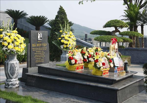 Tổng Bí thư, Chủ tịch nước Tô Lâm dâng hương tưởng niệm Tổng Bí thư Hà Huy Tập tại Hà Tĩnh