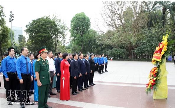 Hanoi officials pay tribute to Lenin on his 156th birthday