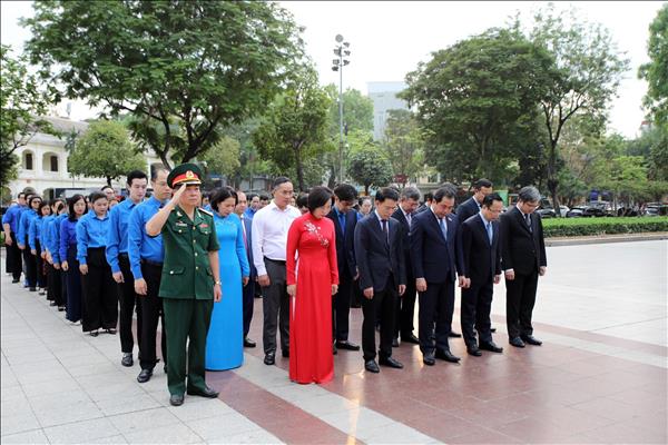 Lãnh đạo thành phố Hà Nội dâng hoa kỷ niệm 156 năm ngày sinh V.I.Lênin