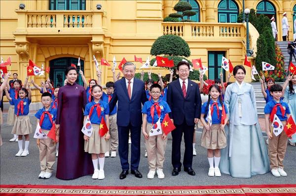 ប្រធានាធិបតីគូរ៉េខាងត្បូងនិងភរិយា អញ្ជើញមកដល់ទីក្រុងហាណូយ ចាប់ផ្តើមដំណើរទស្សនកិច្ចផ្លូវរដ្ឋនៅវៀតណាម