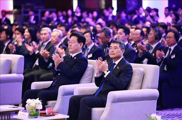 越南政府总理黎明兴与韩国总统共同出席越韩经济论坛