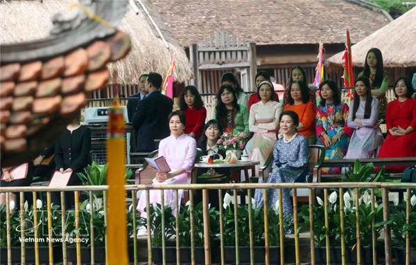 越共中央总书记、国家主席夫人与韩国总统夫人参观越南民族学博物馆