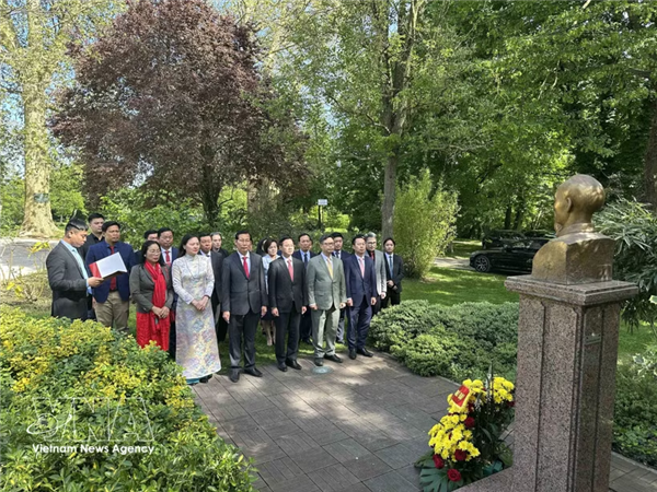 越南外交部代表团向设在法国巴黎郊区蒙特勒公园的胡志明主席雕像敬献鲜花