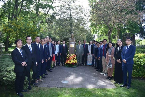 51 năm thống nhất đất nước: Dâng hoa tưởng niệm Chủ tịch Hồ Chí Minh tại Pháp