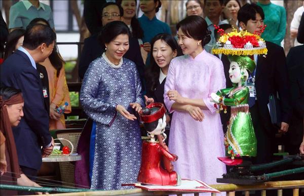 Phu nhân Tổng Bí thư, Chủ tịch nước và Phu nhân Tổng thống Hàn Quốc tham quan Bảo tàng dân tộc học