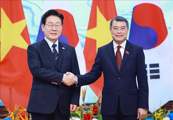 Entrevue entre le Premier ministre Le Minh Hung et le président sud-coréen Lee Jae Myung