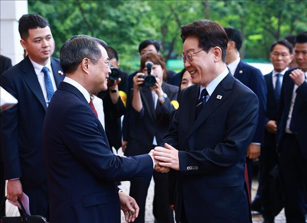 레 밍 흥 총리와 이재명 대한민국 대통령의 회견 