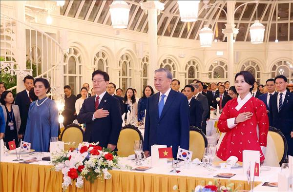 Top leader hosts banquet for RoK President