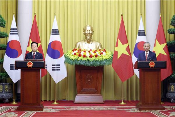 Vietnamese, RoK leaders meet press in Hanoi