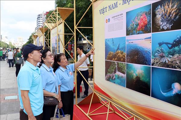 Khai mạc Triển lãm ảnh Việt Nam - Một dải non sông