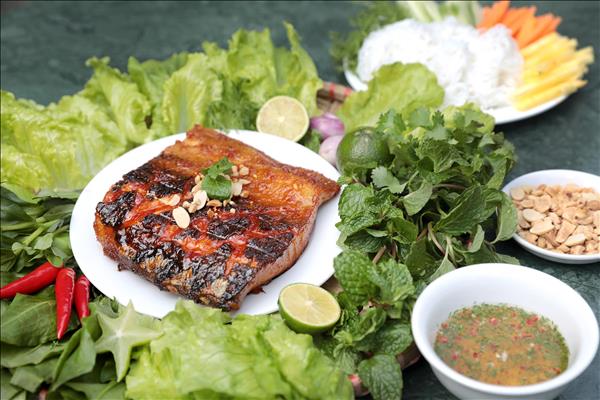 Gỏi cá tầm cuốn rau rừng 