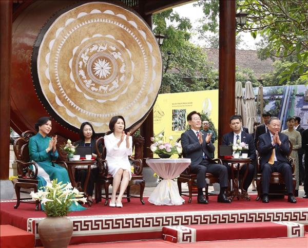 越共中央总书记、国家主席苏林夫妇为韩国总统李在明和夫人主持升龙皇城特别友好活动