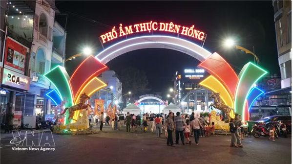 Gia Lai : inauguration de la rue gastronomique Dien Hong pour dynamiser léconomie nocturne
