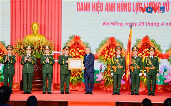 លោកអគ្គលេខាបក្ស ប្រធានរដ្ឋ តូ ឡឹម ប្រគល់កិត្តិនាមវីរជនកងកម្លាំងប្រដាប់អាវុធប្រជាជនដល់យោធភូមិភាគទី៥