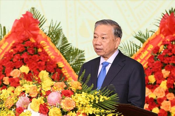 ທ່ານເລຂາທິການໃຫຍ່, ປະທານປະເທດ ໂຕເລິມ, ມອບນາມມະຍົດວິລະຊົນກຳລັງປະກອບອາວຸດປະຊາຊົນໃຫ້ທະຫານເຂດ 5