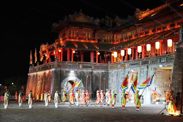 Du khách ấn tượng với đêm Hoàng cung huyền ảo trong Đại Nội Huế