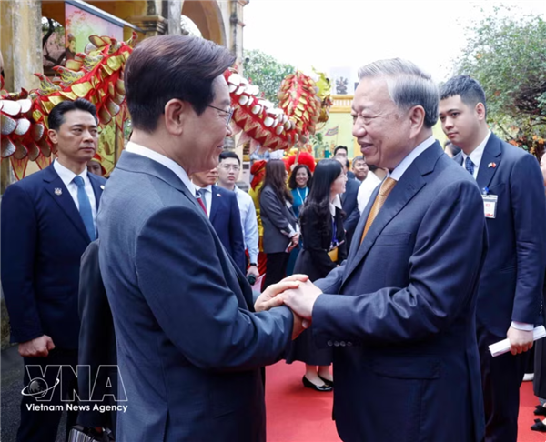 Le président sud-coréen et son épouse terminent leur visite dÉtat au Vietnam