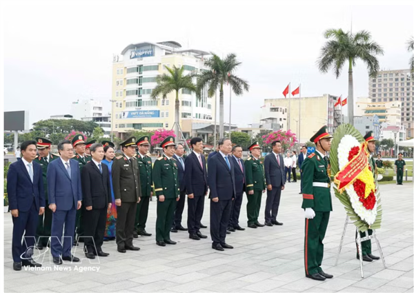 Le haut dirigeant To Lam rend hommage aux martyrs à Da Nang
